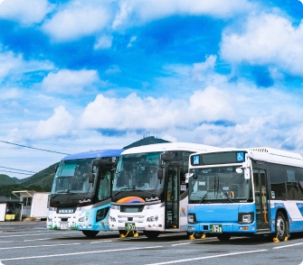 バスが3台並んでいる写真